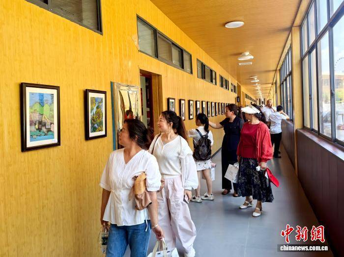 湖南一鄉村小學69名學生登臺辦展：每個孩子都是主角