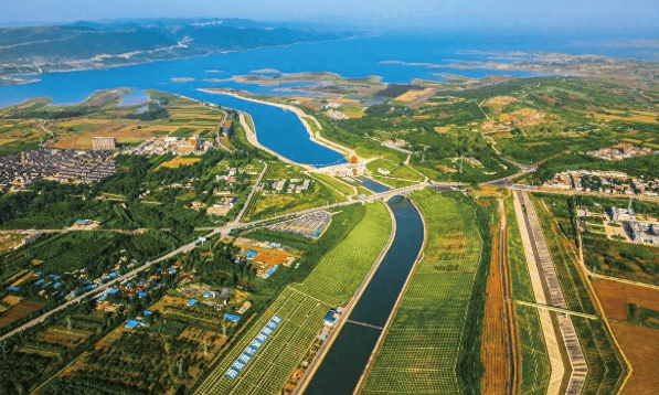 原創不用一臺泵站，1432公里自流送水到北京——當技術奇蹟遇上34萬移民沉默撤離，我們該驕傲還是愧疚？