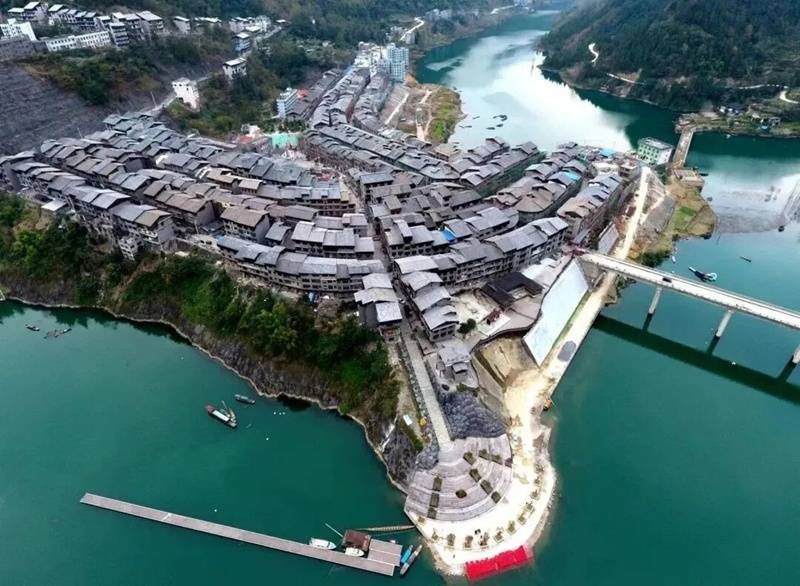 一江碧水映新居！沿河縣思渠鎮水庫移民搬遷後的幸福蝶變