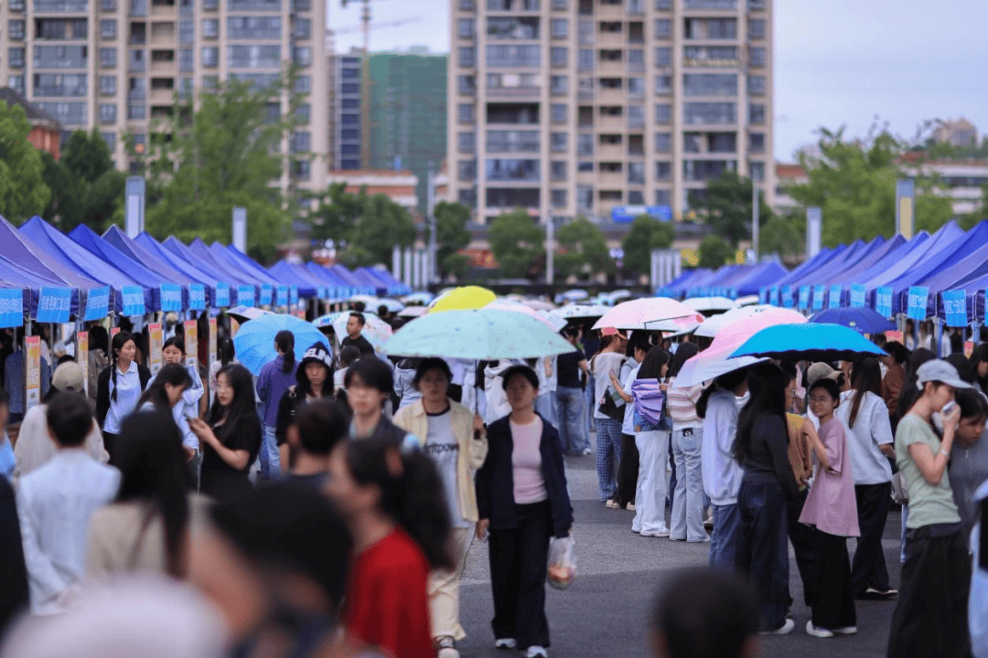 【促進高質量充分就業】183家單位進校“擺攤”攬才！貴州首屆幼師專場招聘會101人當場簽約