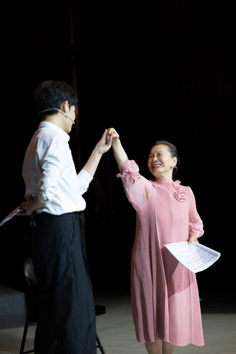重慶原創話劇《一個獨居女人的三本書》看女性精神成長