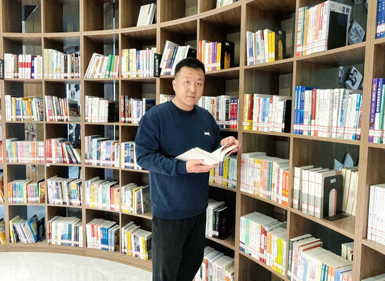 時培建：以詩歌慰藉心靈關注社會對話世界