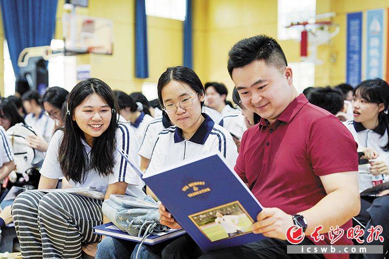 叩謝師恩 長沙多所中學舉行高三畢業典禮暨成人禮