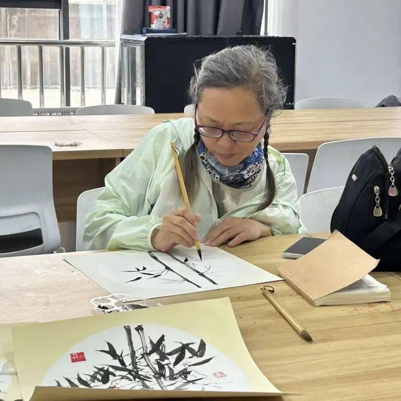 西藏拉薩市圖書館開展藏文書法與國畫親子主題活動