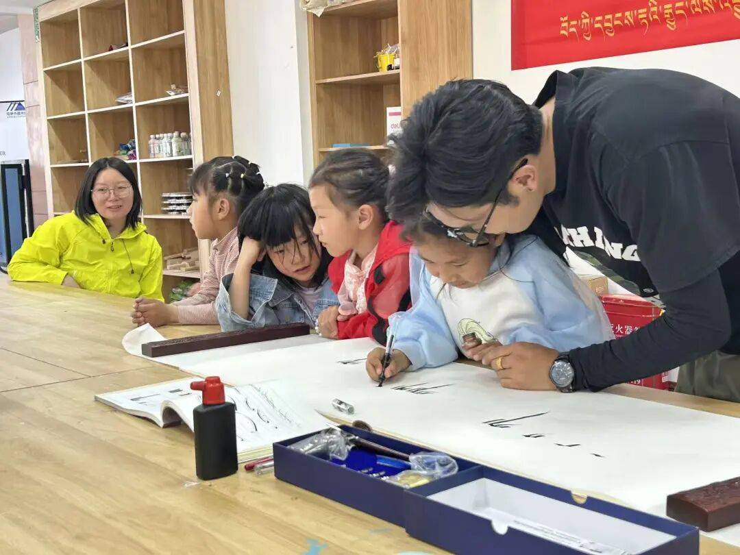 西藏拉薩市圖書館開展藏文書法與國畫親子主題活動
