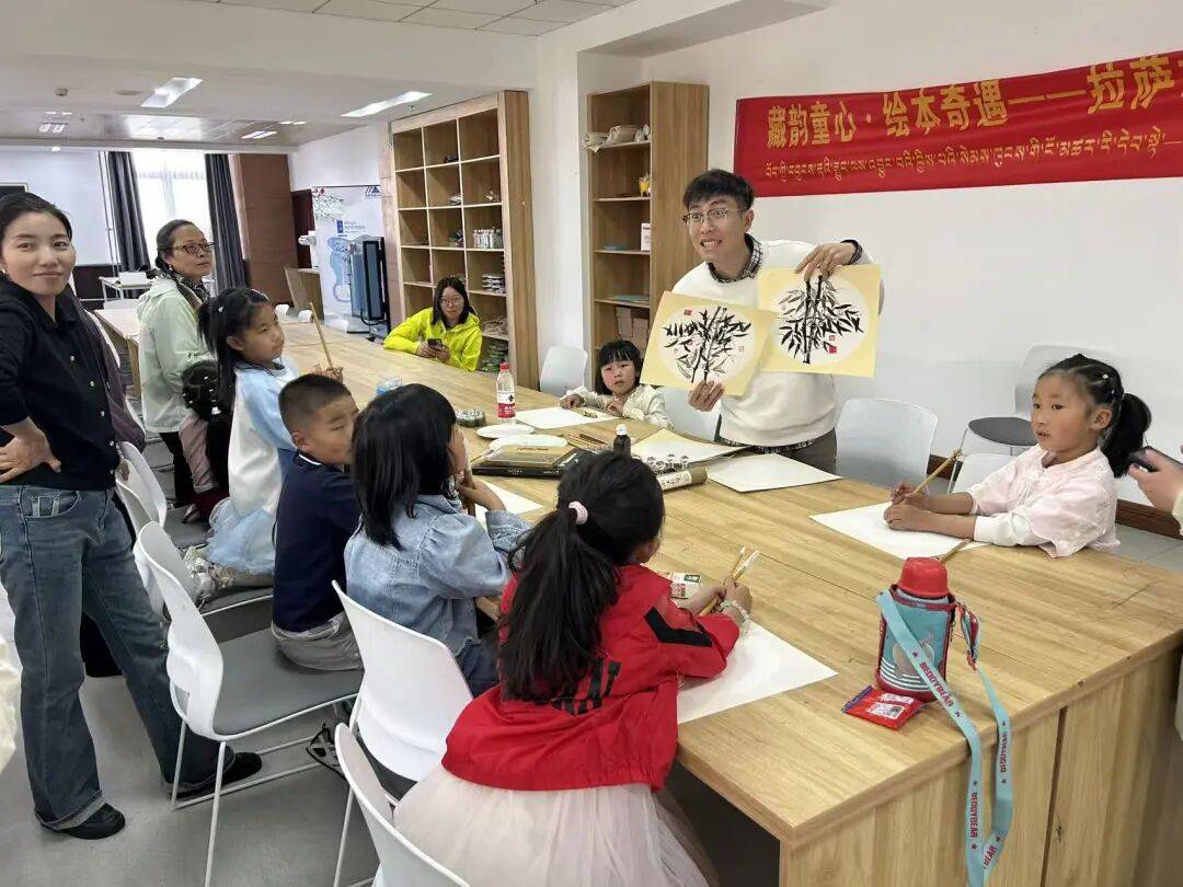西藏拉薩市圖書館開展藏文書法與國畫親子主題活動
