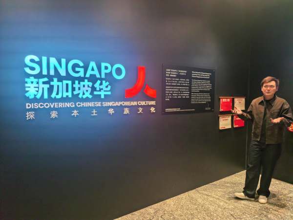 戴中國AI眼鏡的新加坡導遊，對我說了句“中國，加油”