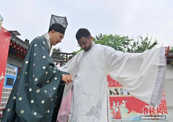 漢服“圈粉”外國留學生：沉浸式體驗東方之美