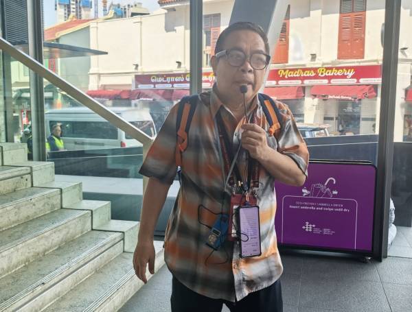 戴中國AI眼鏡的新加坡導遊，對我說了句“中國，加油”