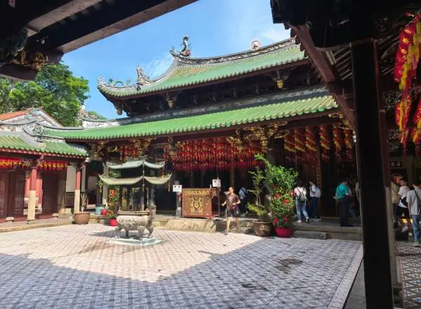 戴中國AI眼鏡的新加坡導遊，對我說了句“中國，加油”