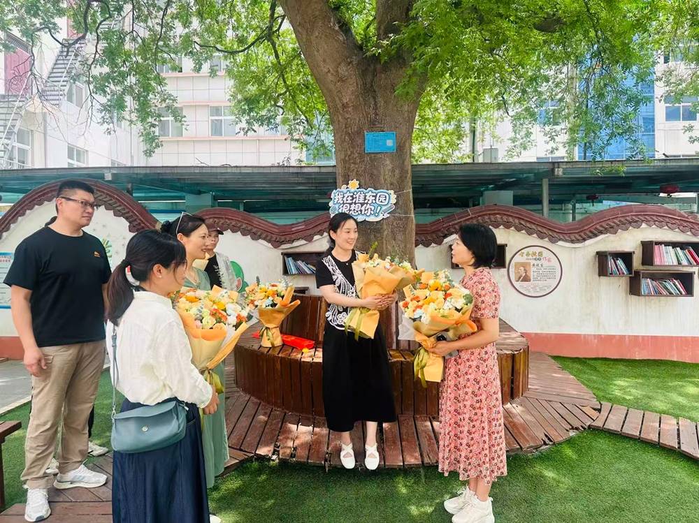 二七區淮河東路小學：六年桃李沐春風 錦旗鮮花謝師恩