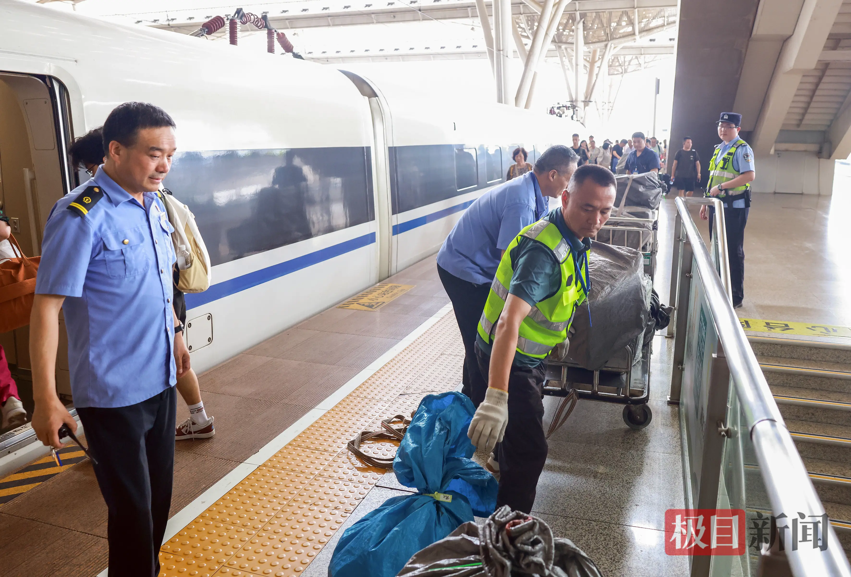 高鐵“快遞小哥”衝刺“618” 鐵路快件派送量迎來峰值