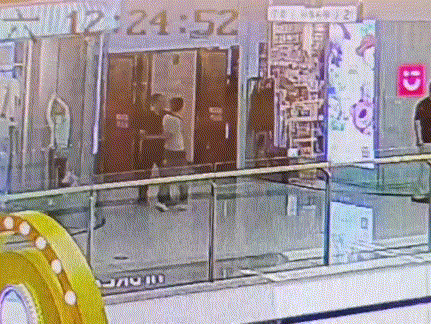 男子偷拍多名穿裙子女性，被休假軍人擒拿