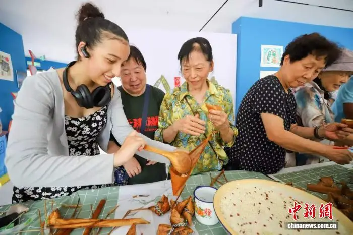 粽葉飄香迎端午 國際海員留學生感受港城“中國味”