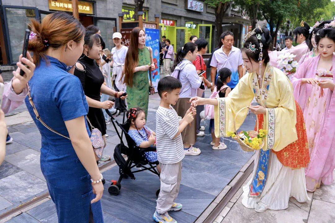漫遊東城｜國潮場景+美食市集！“前門國風節”太好逛啦→