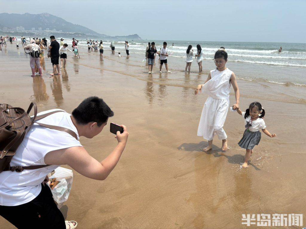 海風、美景、帳篷、美食，石老人沙灘熱鬧非凡
