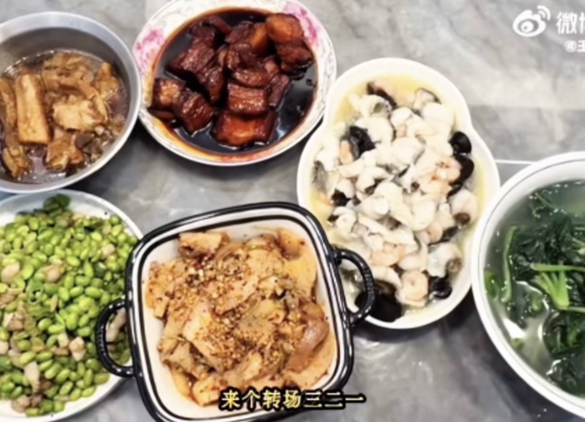 原創27歲王鶴棣定居北京，280平豪宅裝修簡約空蕩，王傳君下廚做6個菜