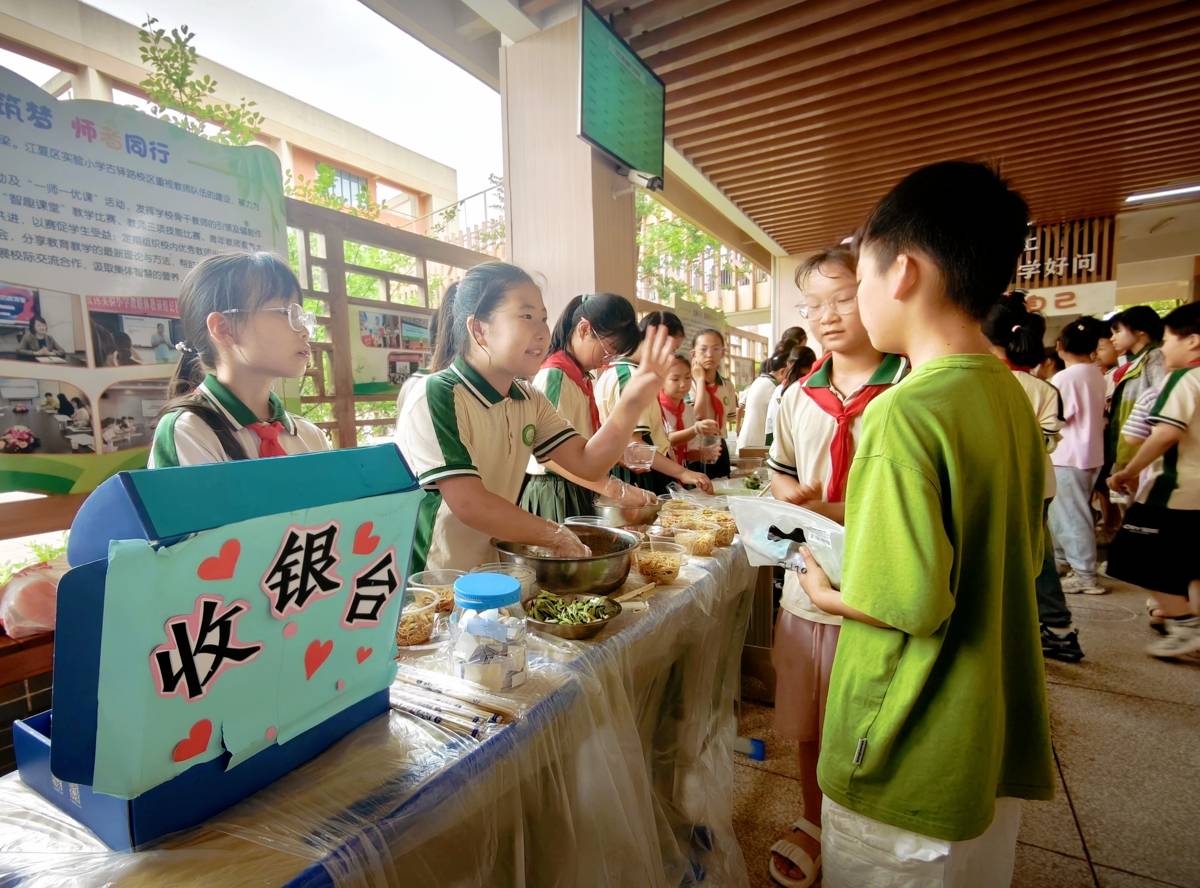 自己畫銀票、自己擺攤賣！武漢這屆小學生，已經在校園裡“創業”了