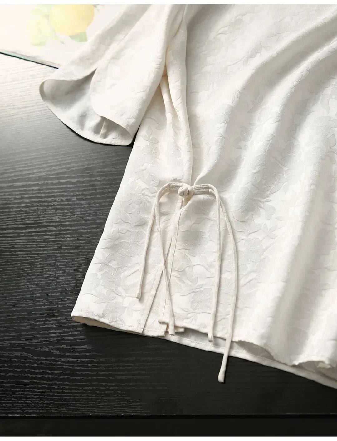 “新中式刺繡上衣”很時髦，貴氣從骨子裡透出來