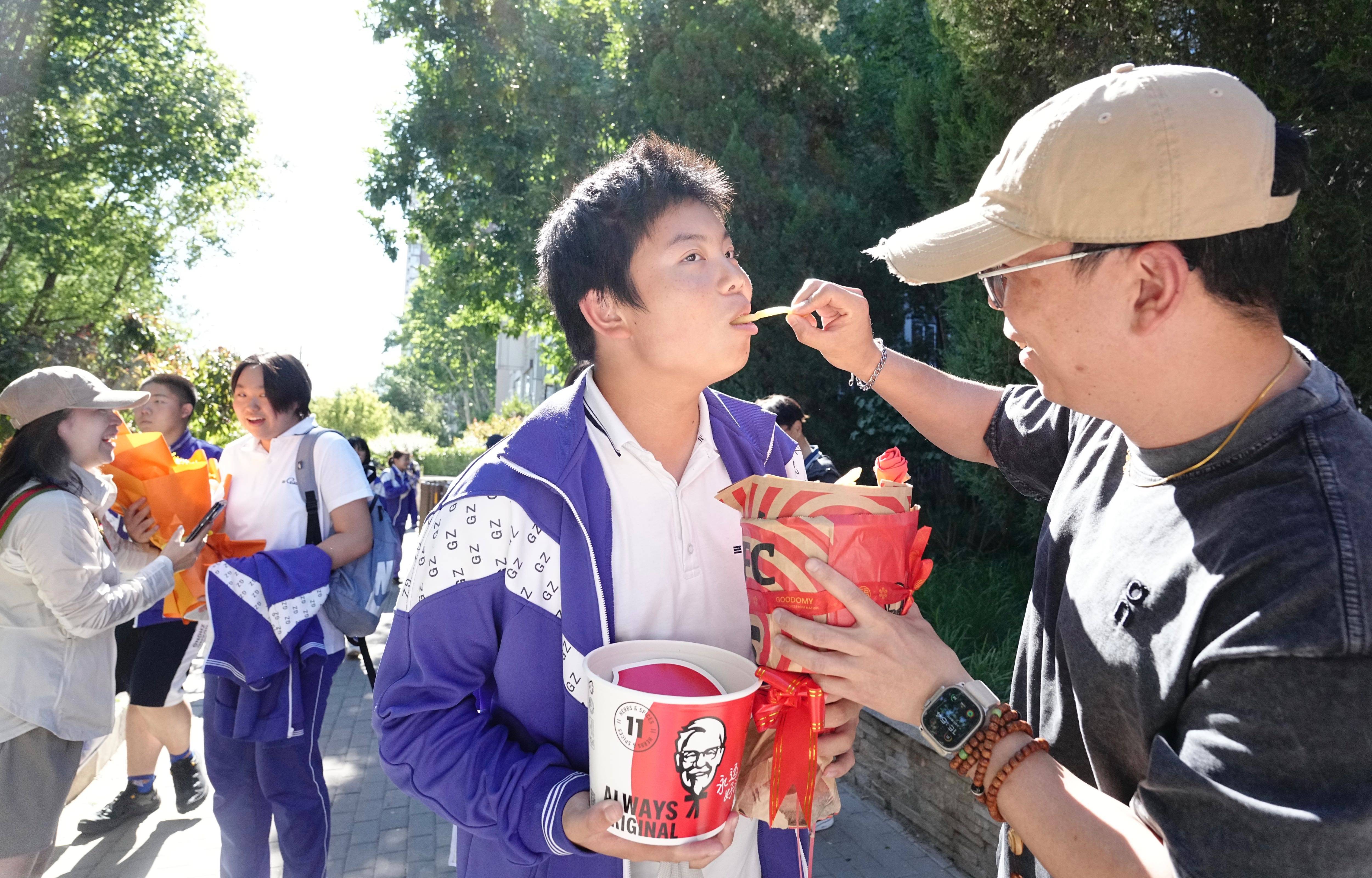 向日葵應援、美食“投餵”……北京中考結束啦！