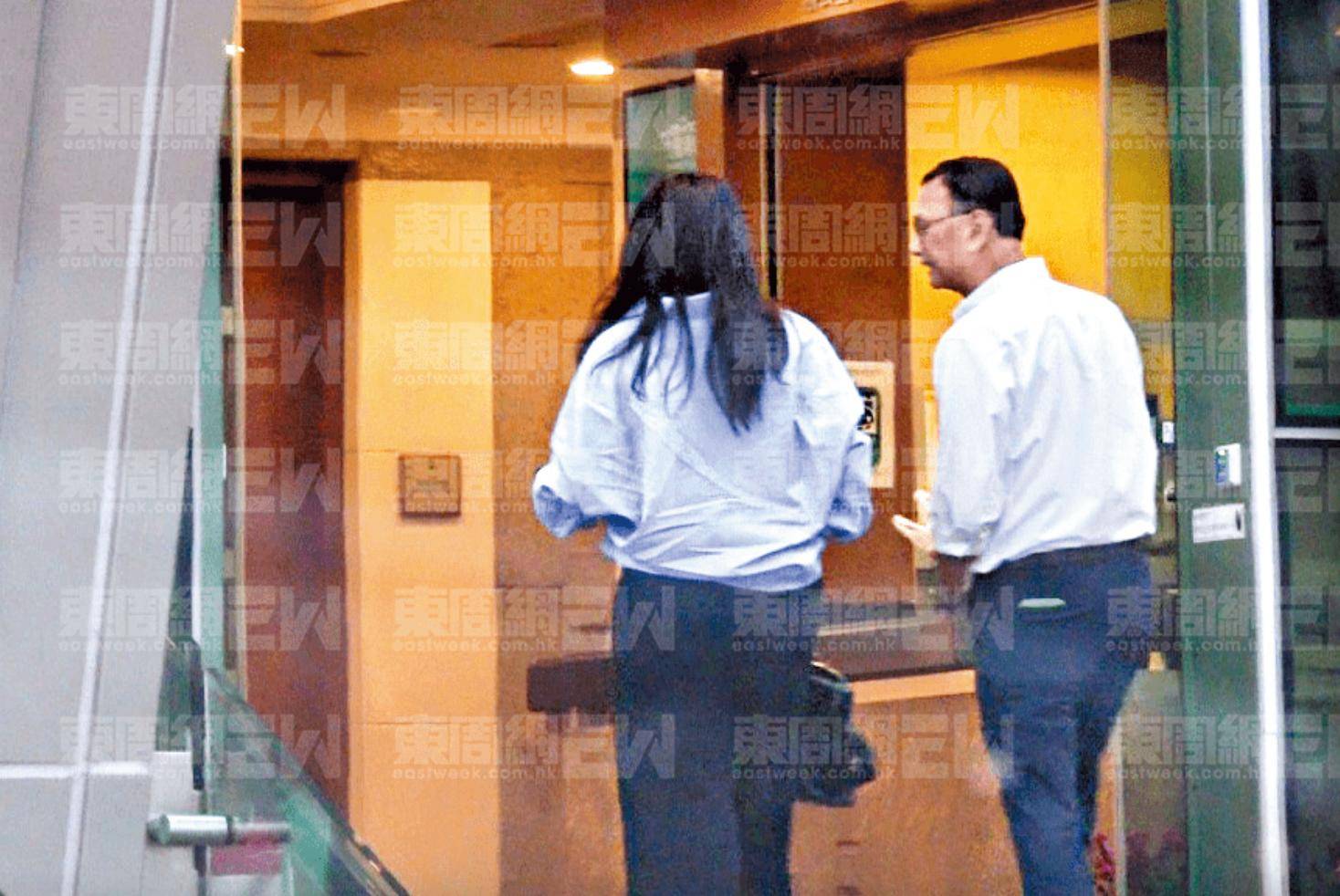 原創47歲廖碧兒新戀情曝光，男方戴眼鏡斯文穩重，兩人入會所有說有笑