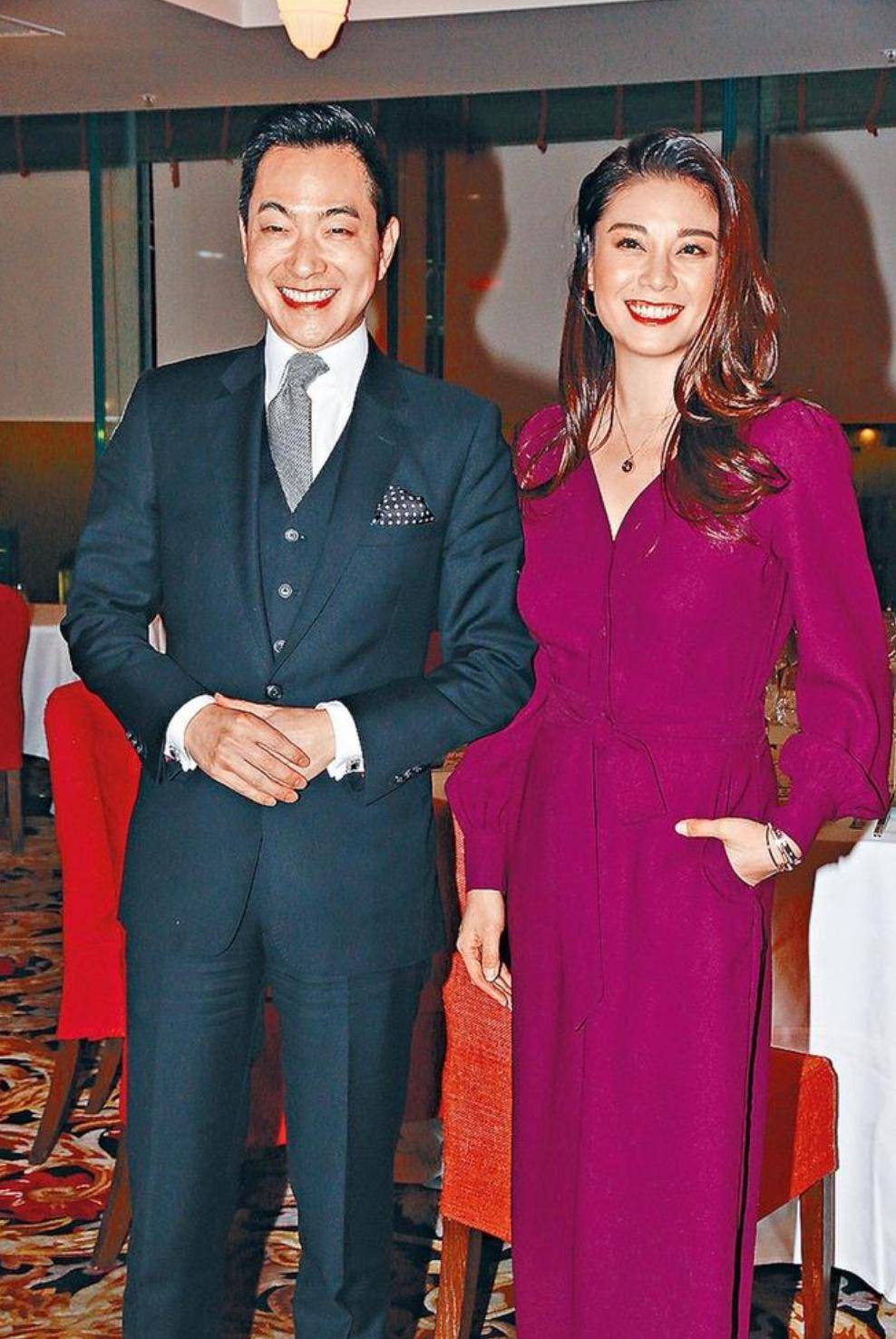 原創47歲廖碧兒新戀情曝光，男方戴眼鏡斯文穩重，兩人入會所有說有笑