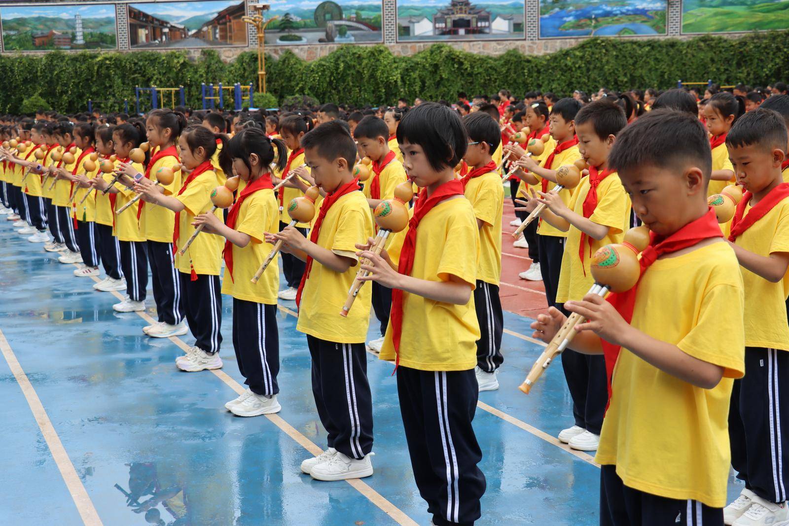 曲靖會澤馳宏小學：千人合奏葫蘆絲，場面震撼音樂悠揚