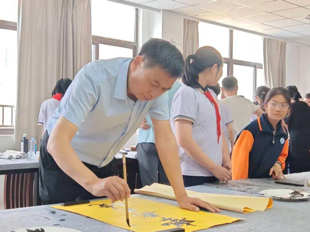 原創臨沂市書法家協會 “文潤沂蒙·書法百校行 ”主題活動走進沂河實驗小學