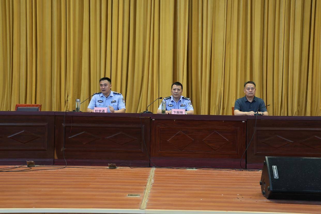莒南縣臨港實驗中學舉辦法治教育報告會
