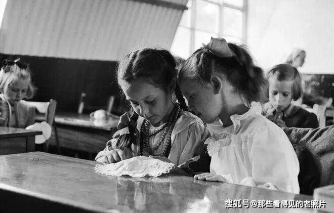 老照片 1955年波蘭移民在英國 和現在的移民截然不同