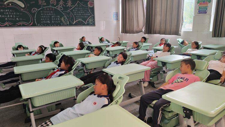 村小孩子也能躺著午休了！綦江這所小學添置237套“午休神器”