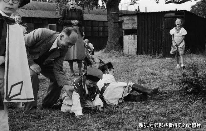 老照片 1955年波蘭移民在英國 和現在的移民截然不同