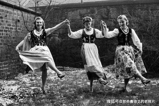 老照片 1955年波蘭移民在英國 和現在的移民截然不同