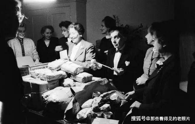 老照片 1955年波蘭移民在英國 和現在的移民截然不同