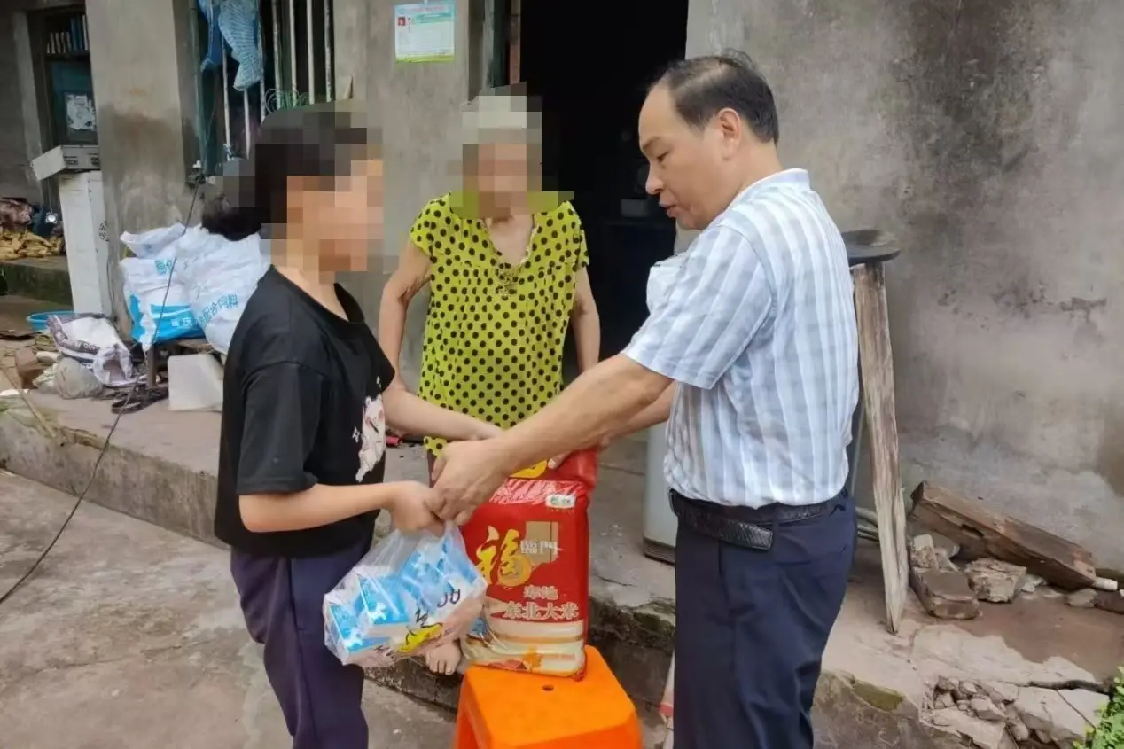 合川龍市鎮碼頭完全小學 走訪慰問留守兒童