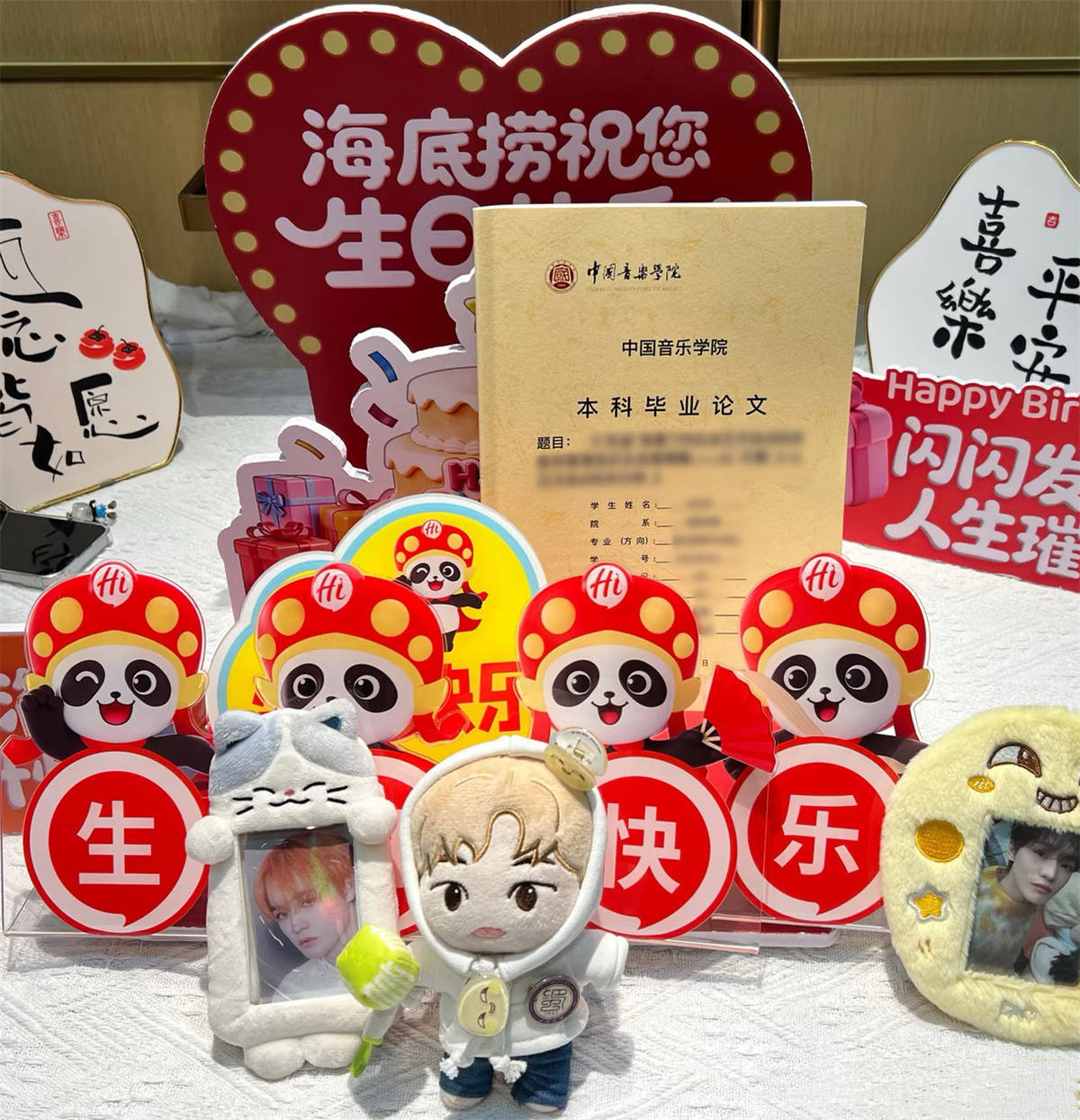 給論文過生日、吃財魚討彩頭，海底撈正接住年輕人的情緒經濟