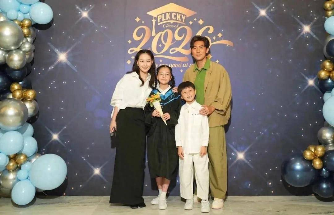 原創TVB視帝大女小學畢業,妻子素顏淡妝出鏡,狀態驚豔不輸一線花旦