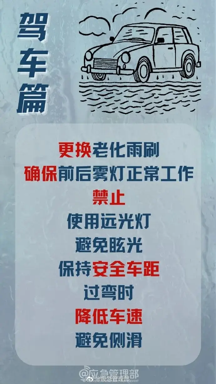 昆明一小區新業主搬家，把車開進了池塘