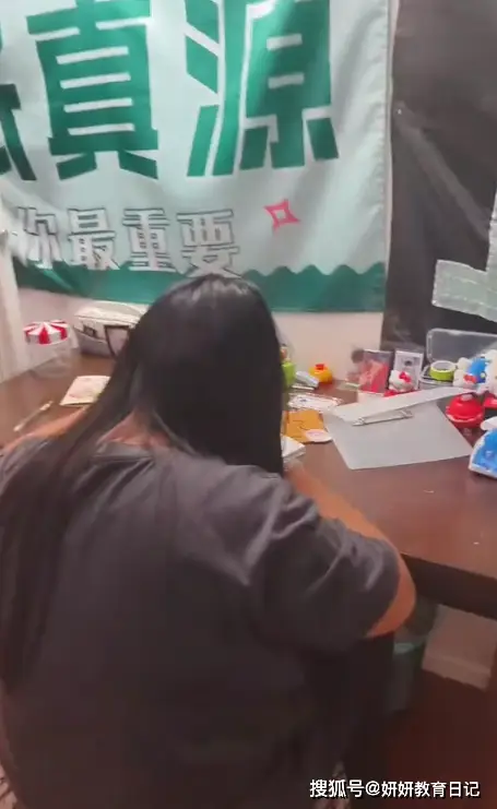 原創“沒見過這麼富態的女兒”，小學女生深夜不學習卻看菜譜，被點贊