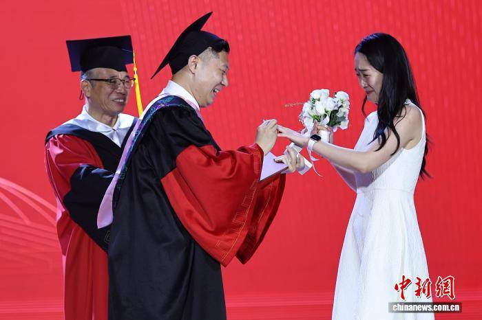 東南大學畢業典禮湧動浪漫與溫情