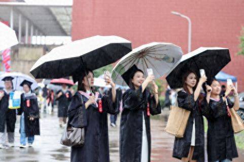 音樂送祝福 寧波大學畢業季舉辦陽臺音樂會