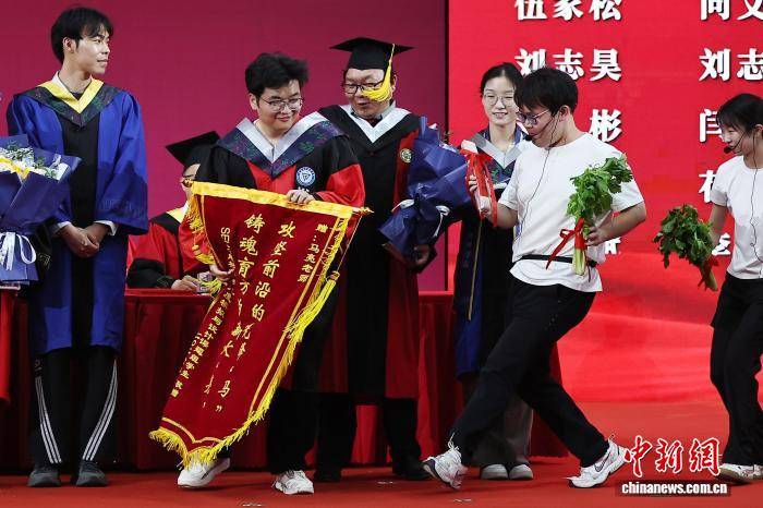 東南大學畢業典禮湧動浪漫與溫情