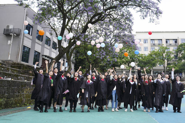 大學畢業照為何容不下一名孩童？