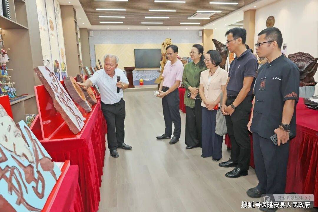 非遺雕刻進校園 美育深耕潤桃李——隆安職校開啟長期書刻藝術公益展