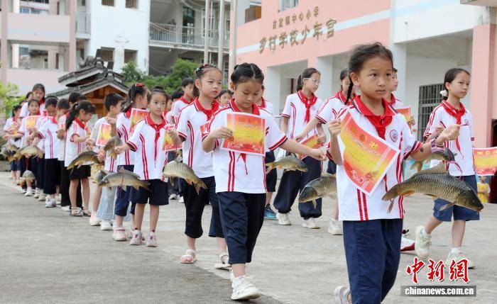 廣西侗鄉一小學期末獎勵“接地氣” 學子喜提豬腳鯉魚