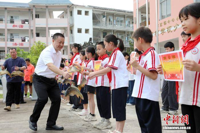 廣西侗鄉一小學期末獎勵“接地氣” 學子喜提豬腳鯉魚