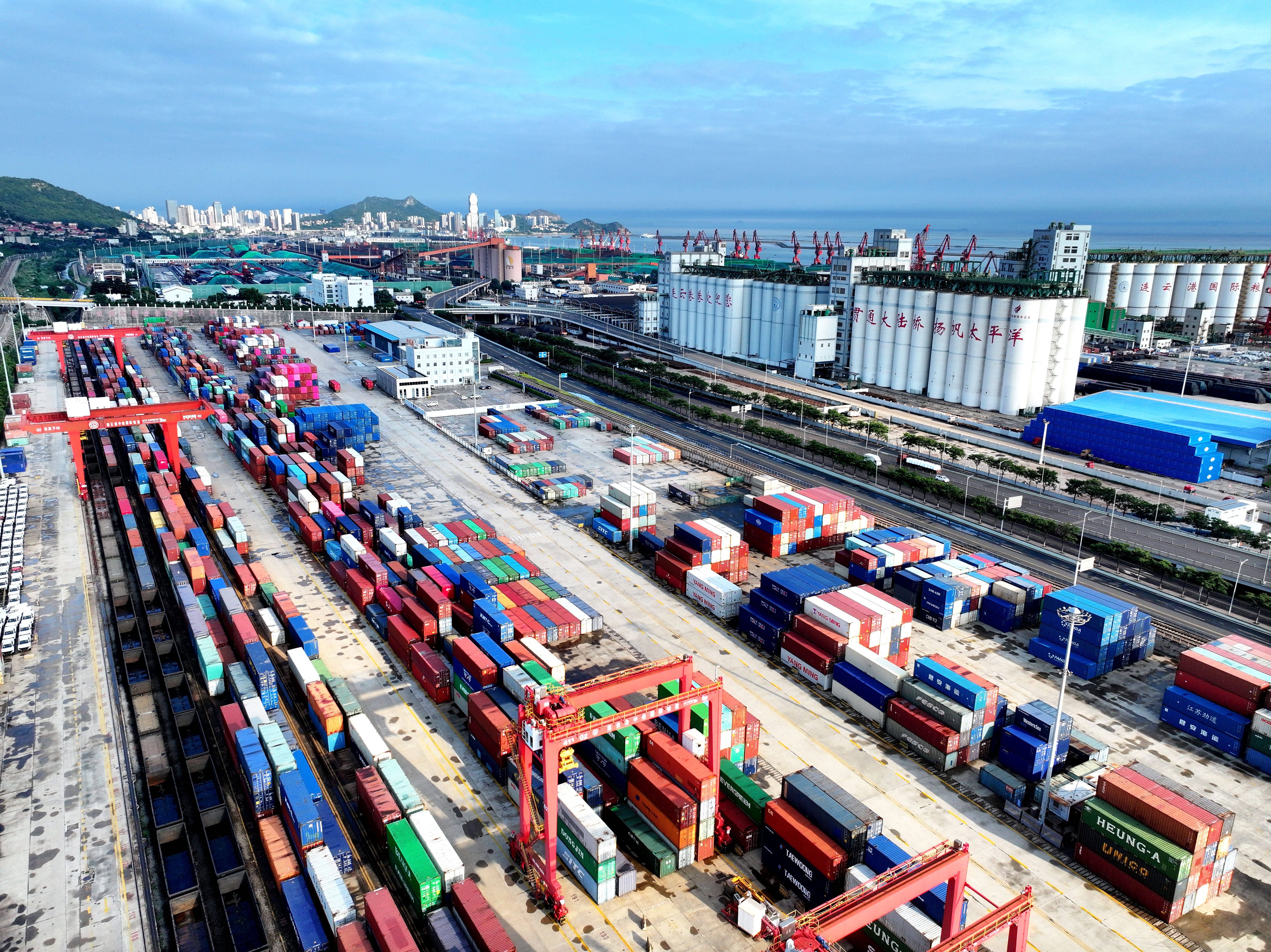 中哈（連雲港）物流合作基地中歐（亞）班列超8000列