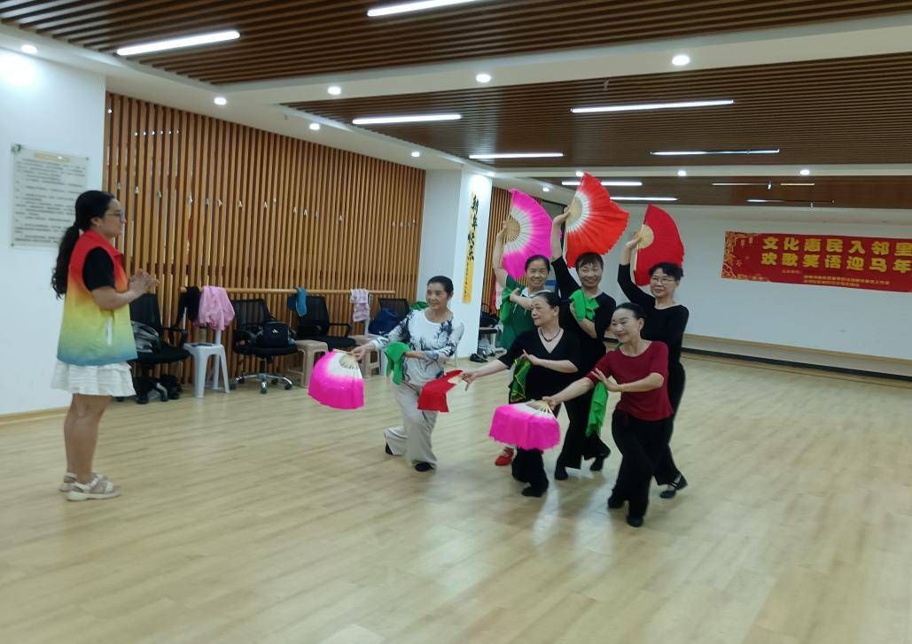 蚌埠曹山街道民政服務站：“舞出快樂， 蹈出健康”老年舞蹈興趣小組活動
