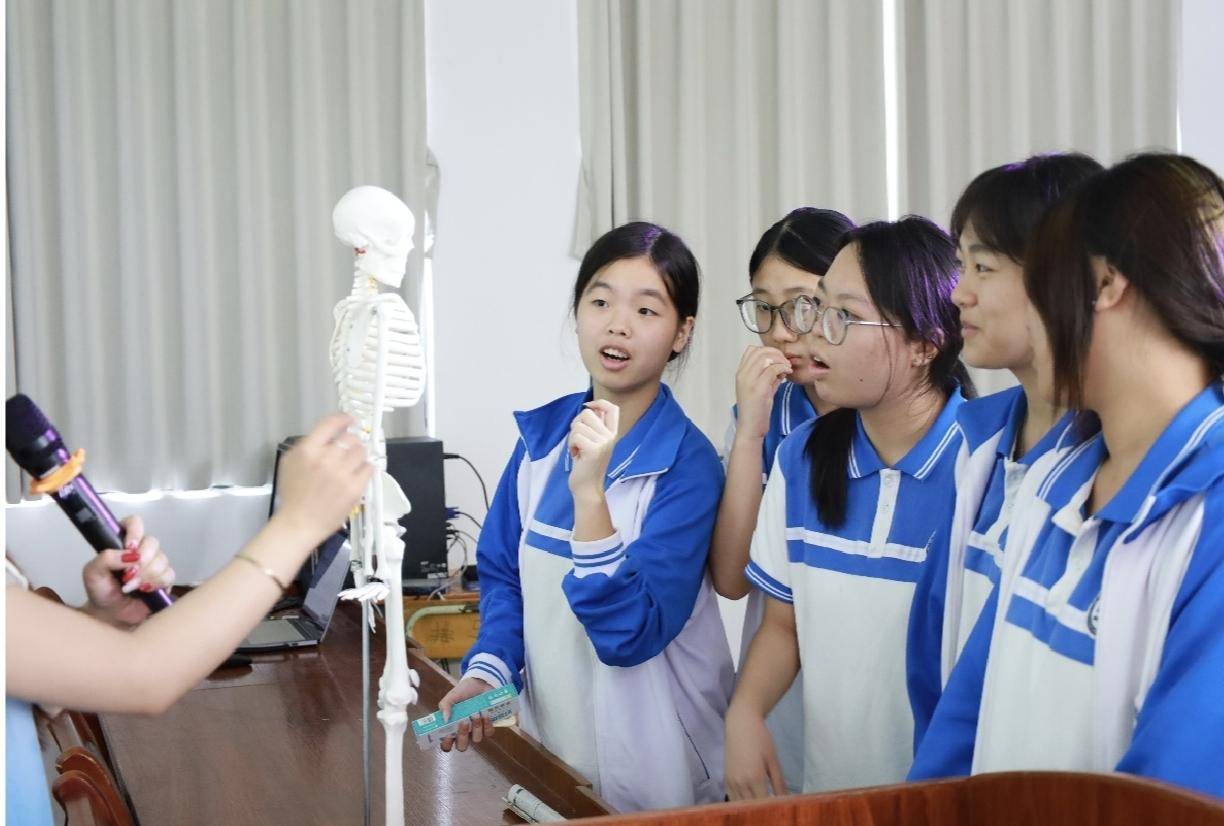 由一顆“蛀牙”開啟的科普課堂：廣藥大醫學研究生把口腔微生態搬進中學教室