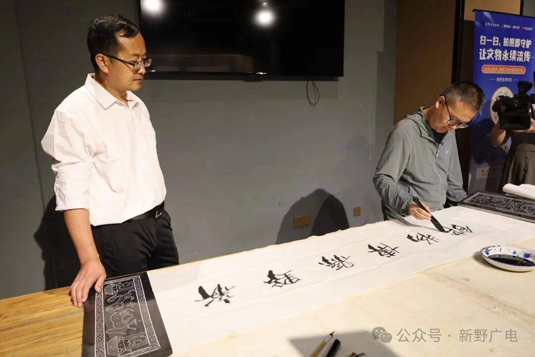 著名書法家、故宮學校校長程同根向新野博物館捐贈157幅書法佳作